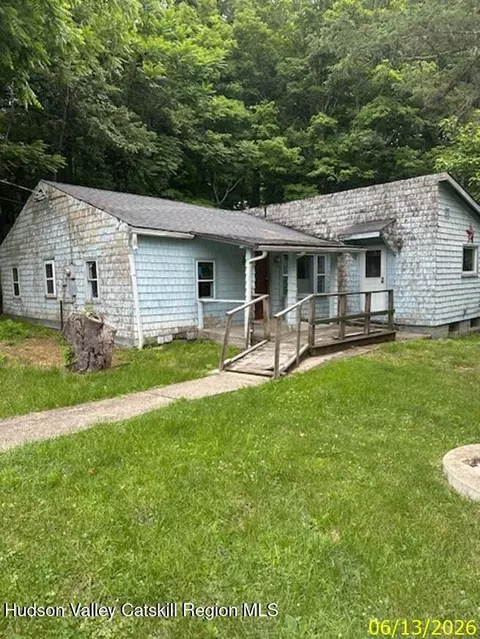 12 White Rd, Saugerties, NY 12477