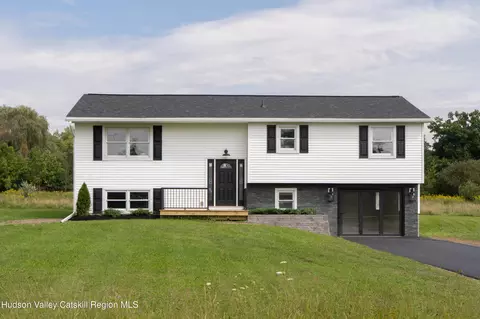 45 Twisted Tree Ln, New Baltimore, NY 12124