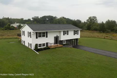 45 Twisted Tree Ln, New Baltimore, NY 12124