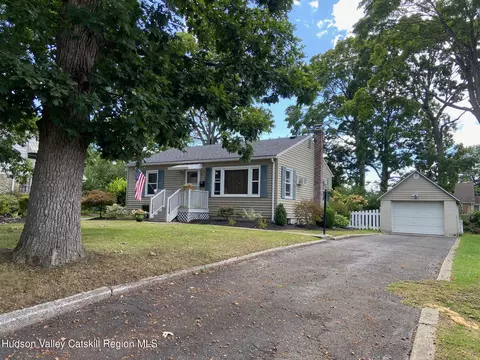 11 Riverledge Rd, Hudson, NY 12534