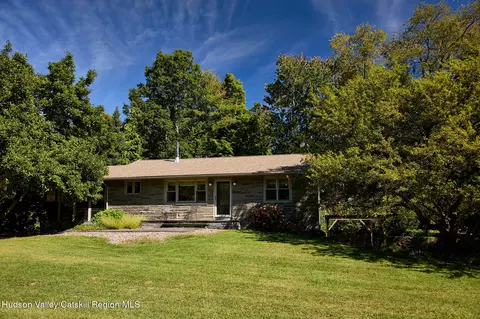 17 Amato Ln, Highland, NY 12528
