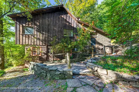 28 Ballantine Ln, Bearsville, NY 12409