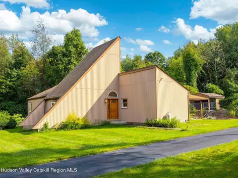 33 Reservoir Rd, Marlboro, NY 12542