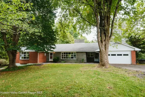 13 Edgewood Dr, New Paltz, NY 12561