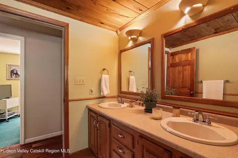 Bath - 50 Hoefer Rd, Red Hook, NY 12571 photo 2 of 3