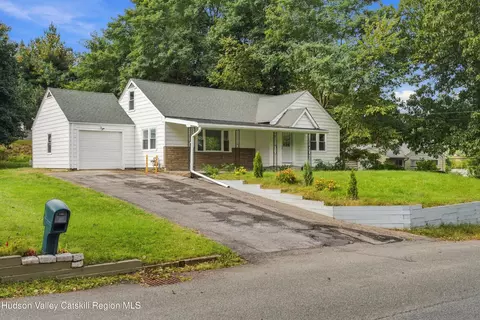 3 Hilltop Dr, New Windsor, NY 12553