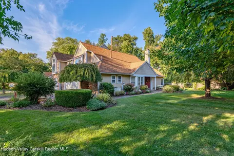 1 Cottonwood Cir, Saugerties, NY 12477