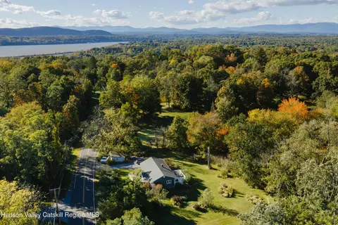 61 Primrose Hill Rd, Rhinebeck, NY 12572