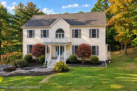 7 Stonehouse Rd, Rhinebeck, NY 12572