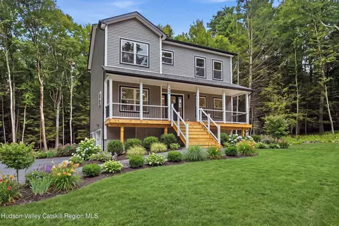 804 Peenpack Trl, Sparrow Bush, NY 12780
