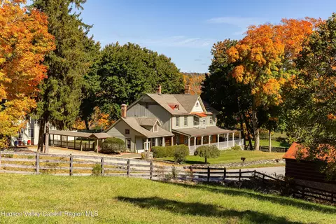 195 Drake Rd, Pleasant Valley, NY 12569