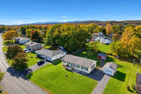 20 Apple Blossom Ln, Coxsackie, NY 12192
