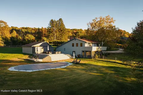 17 Frese Rd, Hudson, NY 12534