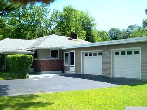 331 Maple Ave, Bethlehem, NY 12158 photo 3