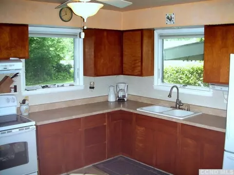 331 Maple Ave, Bethlehem, NY 12158 photo 5