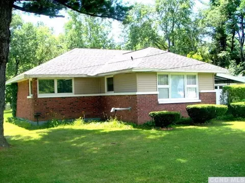 331 Maple Ave, Bethlehem, NY 12158 photo 2
