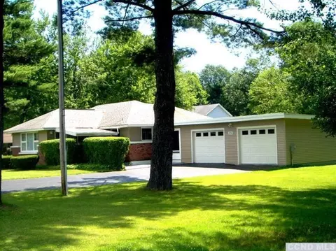 331 Maple Ave, Bethlehem, NY 12158 photo 1