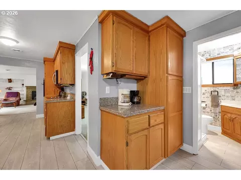 Kitchen - 85183 Chezem Rd, Eugene, OR 97405 photo 7 of 7