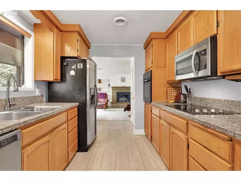 Kitchen - 85183 Chezem Rd, Eugene, OR 97405 photo 2 of 7