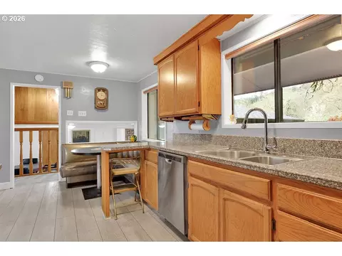 Kitchen - 85183 Chezem Rd, Eugene, OR 97405 photo 3 of 7