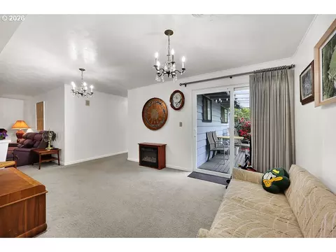 Living - 85183 Chezem Rd, Eugene, OR 97405 photo 4 of 9