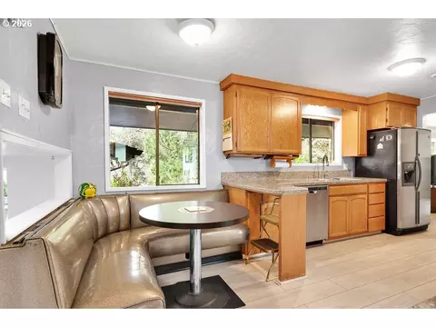 Kitchen - 85183 Chezem Rd, Eugene, OR 97405 photo 6 of 7