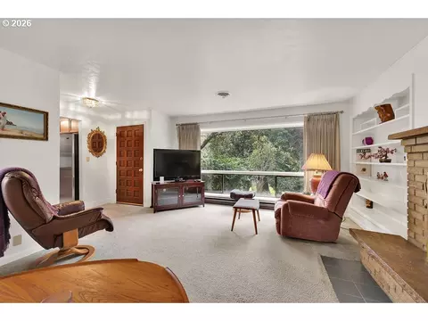 Living - 85183 Chezem Rd, Eugene, OR 97405 photo 2 of 9