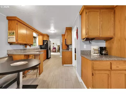 Kitchen - 85183 Chezem Rd, Eugene, OR 97405 photo 5 of 7