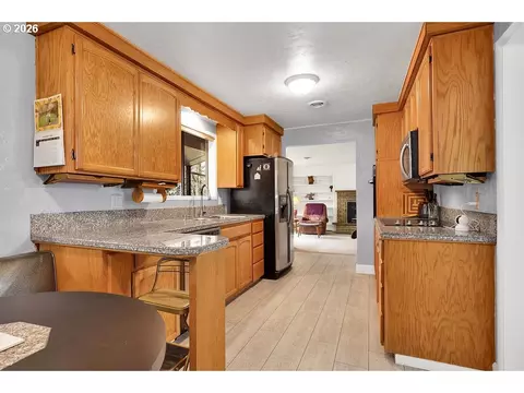 Kitchen - 85183 Chezem Rd, Eugene, OR 97405 photo 4 of 7
