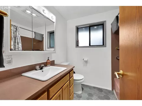 Bath - 85183 Chezem Rd, Eugene, OR 97405 photo 2 of 2