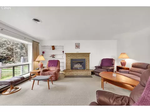 Living - 85183 Chezem Rd, Eugene, OR 97405 photo 1 of 9