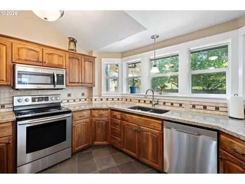 Kitchen - 5268 Sugarpine Cir, Eugene, OR 97402 photo 4 of 4