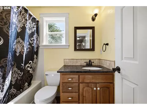 Bath - 5268 Sugarpine Cir, Eugene, OR 97402 photo 3 of 3