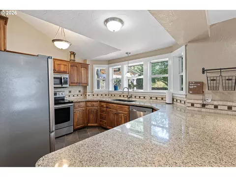 Kitchen - 5268 Sugarpine Cir, Eugene, OR 97402 photo 2 of 4