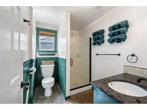 Bath - 5268 Sugarpine Cir, Eugene, OR 97402 photo 1 of 3