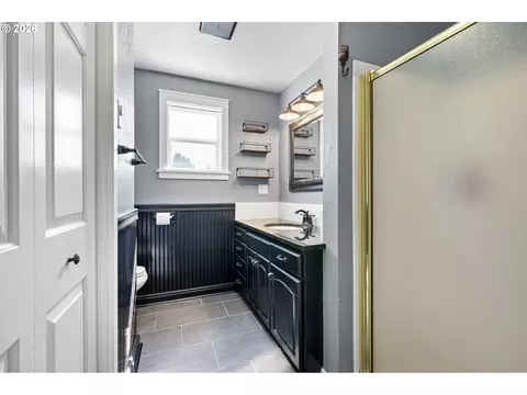Bath - 5268 Sugarpine Cir, Eugene, OR 97402 photo 2 of 3