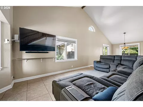 Living - 5268 Sugarpine Cir, Eugene, OR 97402 photo 1 of 2