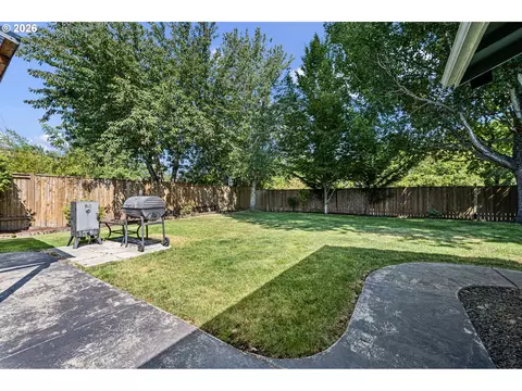 Exterior - 5268 Sugarpine Cir, Eugene, OR 97402 photo 5 of 12