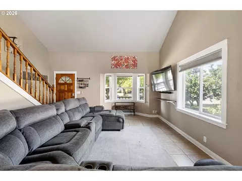 Living - 5268 Sugarpine Cir, Eugene, OR 97402 photo 2 of 2