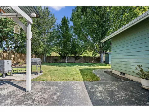 Exterior - 5268 Sugarpine Cir, Eugene, OR 97402 photo 4 of 12