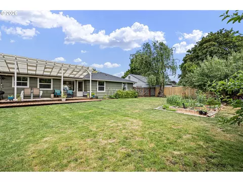 Exterior - 765 Louis St, Eugene, OR 97402 photo 4 of 12