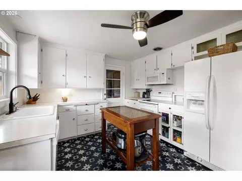 Kitchen - 765 Louis St, Eugene, OR 97402 photo 6 of 6