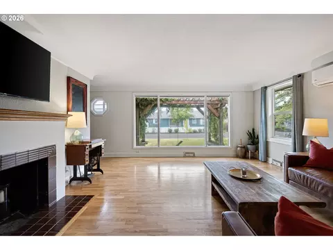 Living - 765 Louis St, Eugene, OR 97402 photo 2 of 6