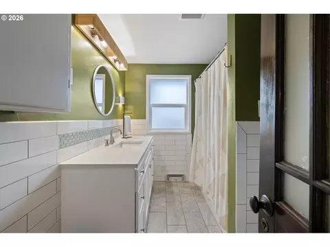 Bath - 765 Louis St, Eugene, OR 97402 photo 2 of 3