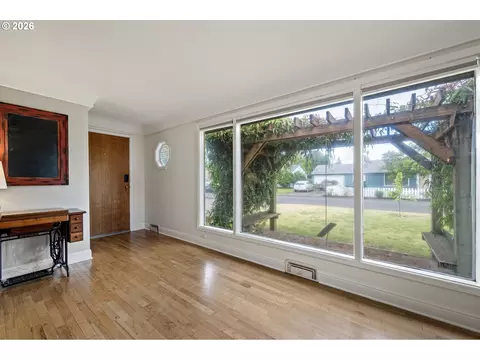 Living - 765 Louis St, Eugene, OR 97402 photo 1 of 6