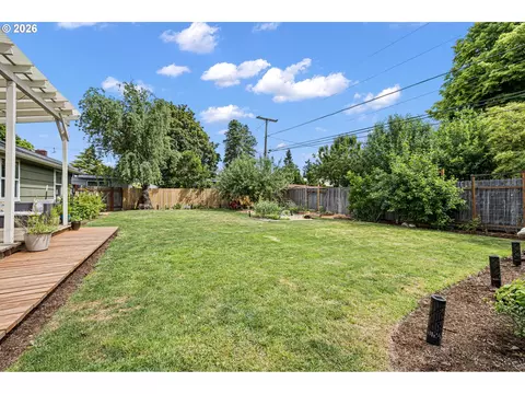 Exterior - 765 Louis St, Eugene, OR 97402 photo 6 of 12