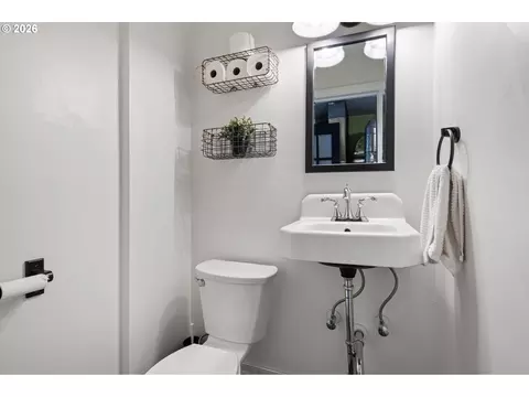 Bath - 765 Louis St, Eugene, OR 97402 photo 3 of 3