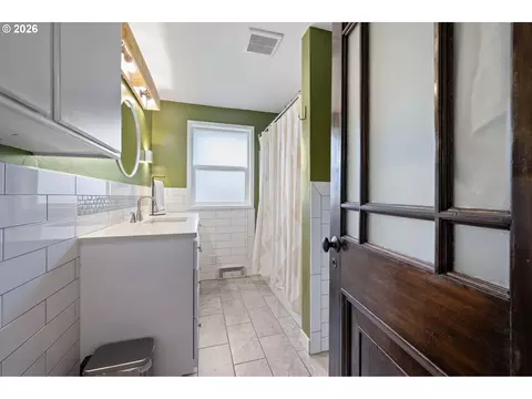 Bath - 765 Louis St, Eugene, OR 97402 photo 1 of 3