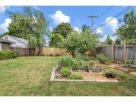 Exterior - 765 Louis St, Eugene, OR 97402 photo 8 of 12