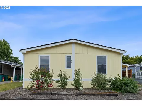 301 E Columbia Dr #50, Newberg, OR 97132